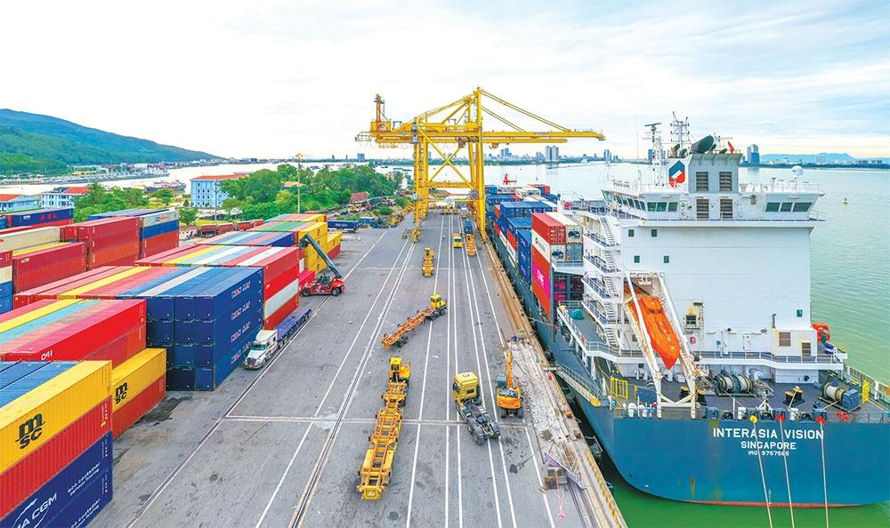 Việc đầu tư đồng bộ giúp tăng năng lực tiếp nhận hàng hóa. Bên cạnh hạ tầng, cảng còn đầu tư thiết bị xếp dỡ hiện đại. Các phương tiện khai thác được nâng cấp theo tiêu chuẩn mới. Điều này giúp nâng cao năng suất lao động.