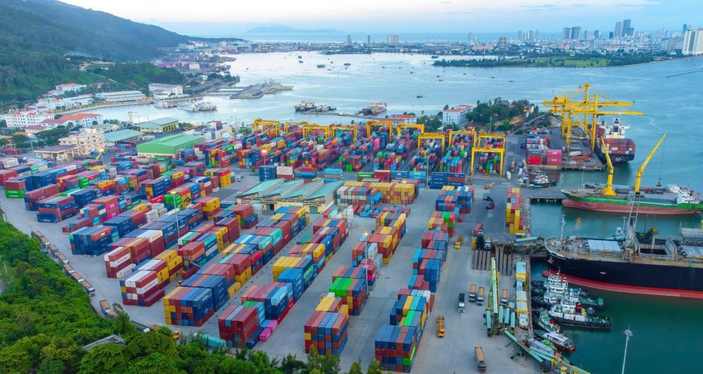 Việc đầu tư đồng bộ giúp tăng năng lực tiếp nhận hàng hóa. Bên cạnh hạ tầng, cảng còn đầu tư thiết bị xếp dỡ hiện đại. Các phương tiện khai thác được nâng cấp theo tiêu chuẩn mới. Điều này giúp nâng cao năng suất lao động.