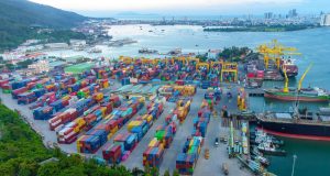 Việc đầu tư đồng bộ giúp tăng năng lực tiếp nhận hàng hóa. Bên cạnh hạ tầng, cảng còn đầu tư thiết bị xếp dỡ hiện đại. Các phương tiện khai thác được nâng cấp theo tiêu chuẩn mới. Điều này giúp nâng cao năng suất lao động.